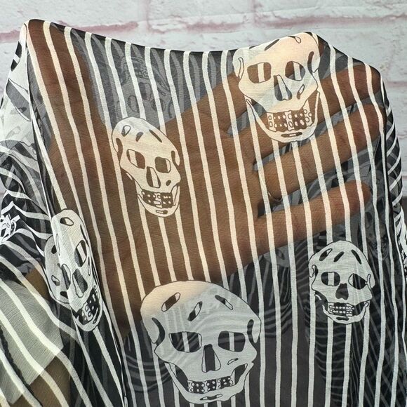 Alexander McQueen Classic NWT Black and White Skull Silk Scarf - Picture 5 of 8